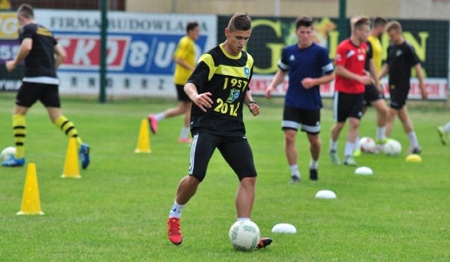 Wraz z Siarką Tarnobrzeg trenuje między innymi Mateusz Janeczko (z piłką).