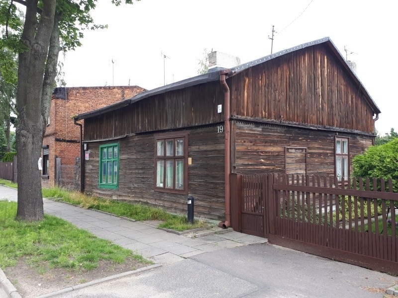 Na ul. Mazowieckiej jest kilka drewnianych budynków.