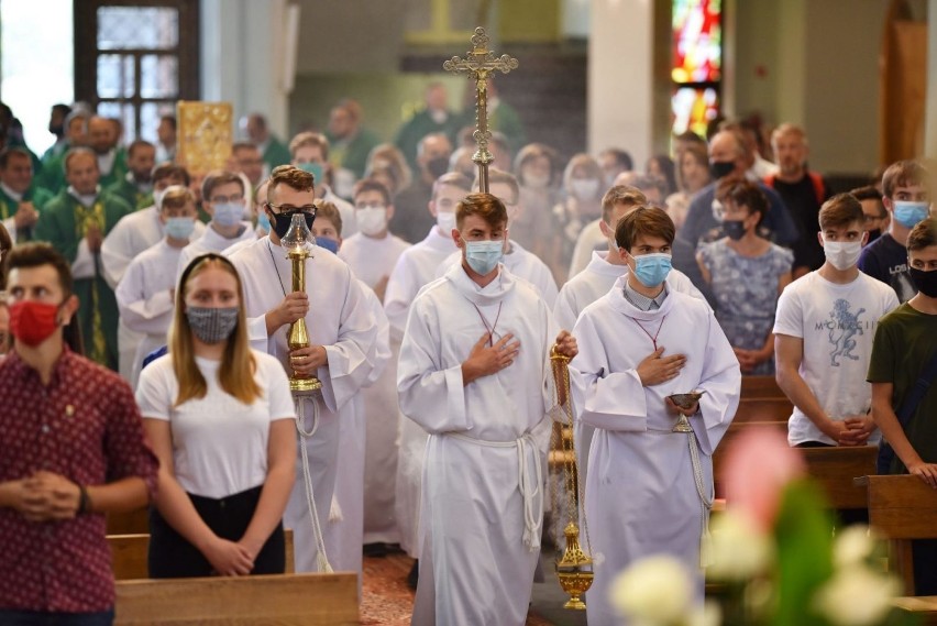 Diecezjalny Dzień Młodych w Rzeszowie. Mszę w Katedrze koncelebrowało 20 księży