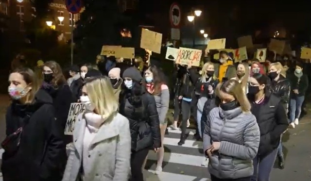 W środę, 28 października na ulicach Kozienic znów pojawiły się kobiety, które protestowały przeciwko ostatniej decyzji Trybunału Konstytucyjnego dotyczącego zakazu aborcji z powodu trwałego uszkodzenia płodu. Zobaczcie zdjęcia z tego wydarzenia!