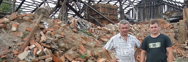 Krzysztof Kruk (z prawej) przez dwa tygodnie pomagał Ryszardowi Filipkowi odgruzowywać cegielnię.