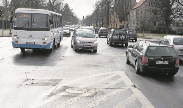 Przebudowa sieci wodociągowej to dopiero początek utrudnień komunikacyjnych w rejonie skrzyżowania ul. Szczecińskiej z Sobieskiego. Większe prace rozpoczną się za kilka tygodni.