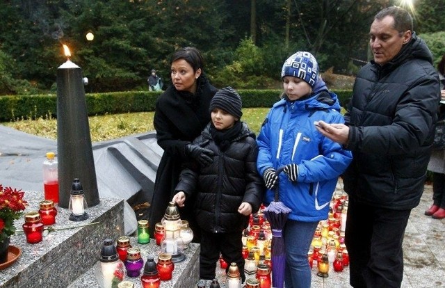 Magdalenę i Sławomira Ledworowskich w towarzystwie dzieci: Zosi i Jasia spotkaliśmy wczoraj przy pomniku "Tym, którzy nie powrócili z morza".