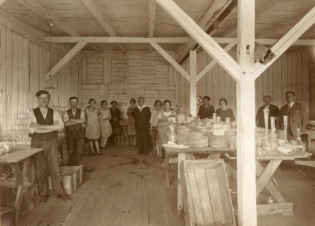 Pracownicy inowrocławskiej huty szkła Irena w okresie międzywojennym