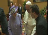 Królowa Elżbieta podarowała papieżowi...butelkę whisky (wideo)