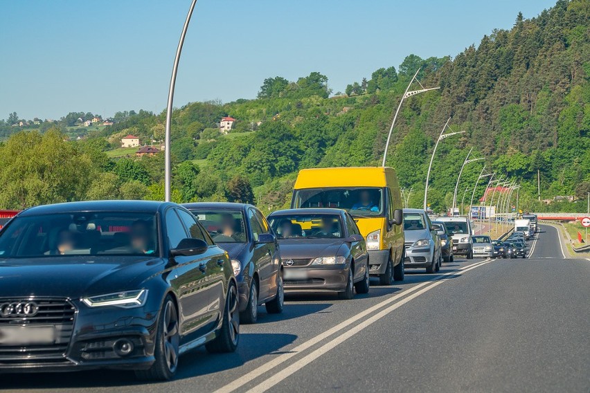 Nowy Sącz. Ledwo zamknęli most heleński, a już zaczęły tworzyć się korki