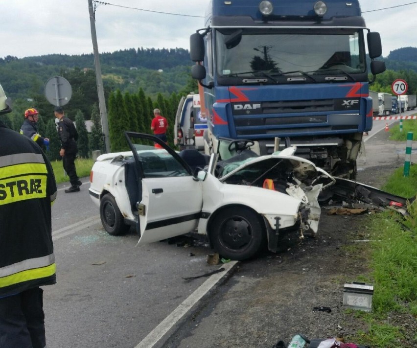 Wypadek w Czchowie, samochód osobowy zderzył się czołowo z ciężarówką. Dwie osoby i dwa psy ranne, droga zablokowana, są objazdy