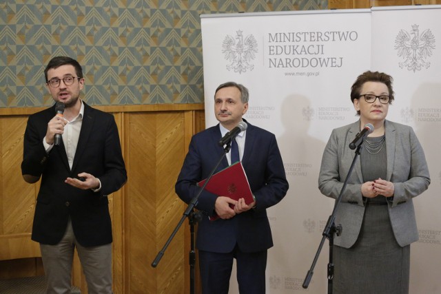 W środku Maciej Kopeć, wiceminister edukacji, dzięki któremu wiemy o efekcie egzaminatora. Po prawej jego szefowa - Anna Zalewska, zaś po lewej Marcin Smolik, dyrektor Centralnej Komisji Egzaminacyjnej w Warszawie