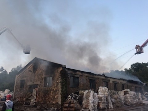 90 strażaków gasiło pożar hali w Skarżysku-Kamiennej. Zawalił się dach. Są ogromne straty [ZDJĘCIA] 