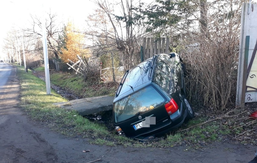 Volkswagen wpadł do rowu na śliskiej nawierzchni na Bystrzyckiej