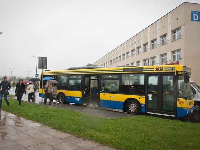 Pasażerowie, którzy przyjeżdżają do szpitala, chcą, by na przystanku powstała zatoka. 