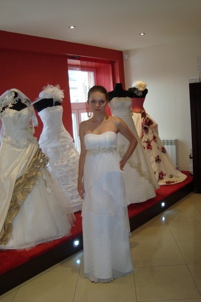 Żaneta Głowacka w zaprojektowanej i uszytej przez siebie sukni ślubnej.