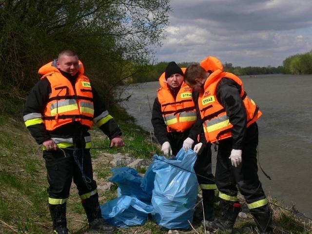 Jednostki pływające z miejscowości leżących nad Wisłą i Sanem w powiatach stalowowolskim, tarnobrzeskim i sandomierskim, m.in. OSP, wodniacy, koła wędkarskie na łodziach zbierać będą śmieci płynące rzekami i zwisające nad wodą.