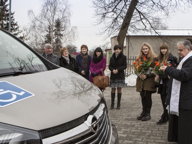 Nowe auto Gimnazjum numer 2 w Pińczowie poświęcił ksiądz dziekan Jan Staworzyński.