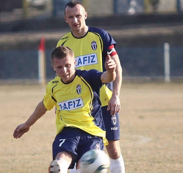 Maciej Lesisz (na pierwszym planie) i Paweł Czarnecki (z tyłu) strzelali gole dla Orła w meczu z Ursusem Warszawa.