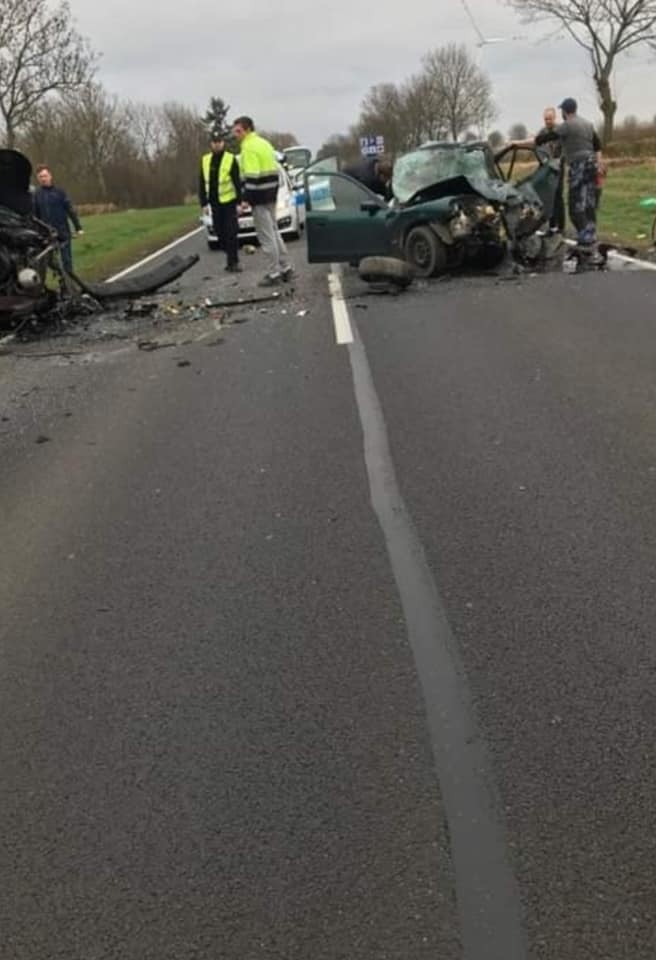 Wypadek na trasie Krąpiel - Suchań. Cztery osoby ranne. Przejazd jest zablokowany [AKTUALIZACJA]