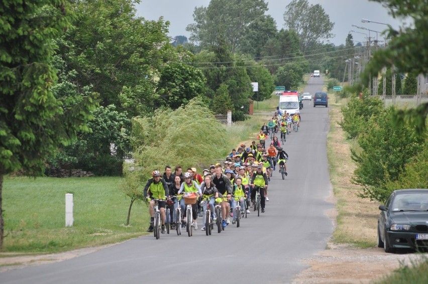 Gimnazjaliści z pięciu gmin przejechali rowerami wzdłuż rzeki Iłżanki 