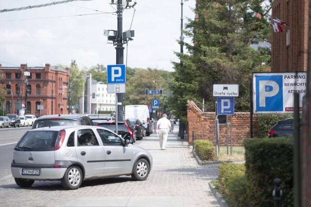 Od piątku 1 marca na starówce kierowcy muszą mieć za szybą tekturowe zegary upoważniające do krótkotrwałego postoju poza miejscami wyznaczonymi w Strefie Zamieszkania