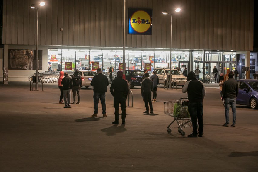 Nocne kolejki do sklepów