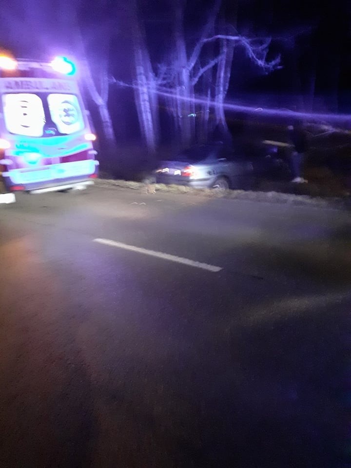 BMW zjechało z drogi i uderzyło w drzewo. Jedna osoba trafiła do szpitala