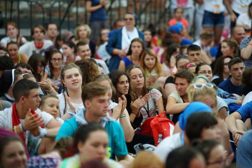 Papież w oknie: Proszę, dziękuję, przepraszam - kluczem do życia małżeńskiego