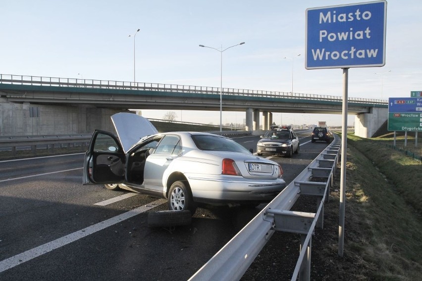 Wypadek przy AOW. Auto osobowe zderzyło się z tirem (FILM Z WYPADKU, ZDJĘCIA)