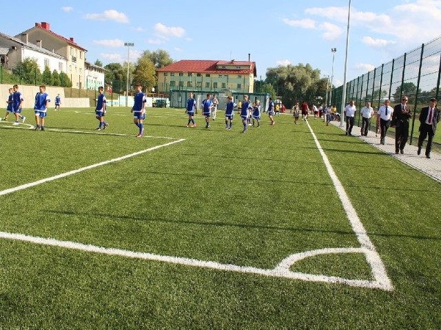 Młodzież w Krzeszowie chętnie uczestniczy w zajęciach sportowych na nowych boiskach.