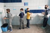 W Wielkopolsce dwanaście szkół przeszło w tryb nauki zdalnej z powodu zakażenia koronawirusem. Zwiększa się tempo zakażeń uczniów