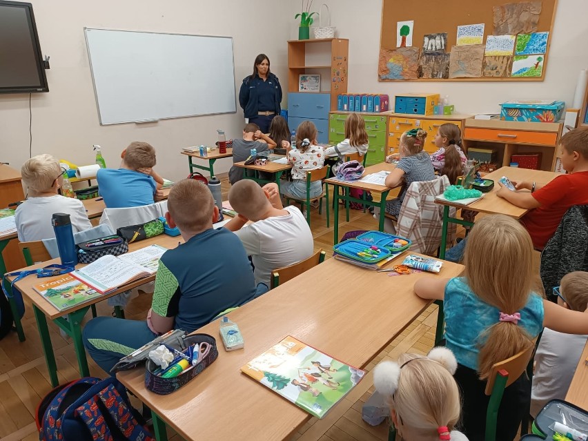 Uczniowie z Kazanowa walczą o tytuł "Odblaskowej Szkoły 2023". To konkurs Komendy Wojewódzkiej Policji (ZDJĘCIA)