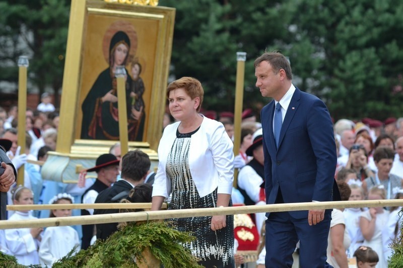 Andrzej Duda i Beata Szydło wzięli udział w mszy w...