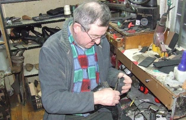 Józef Nogalski naprawia rozklejony but. - Zimą to najczęstszy problem z obuwiem - mówi szewc