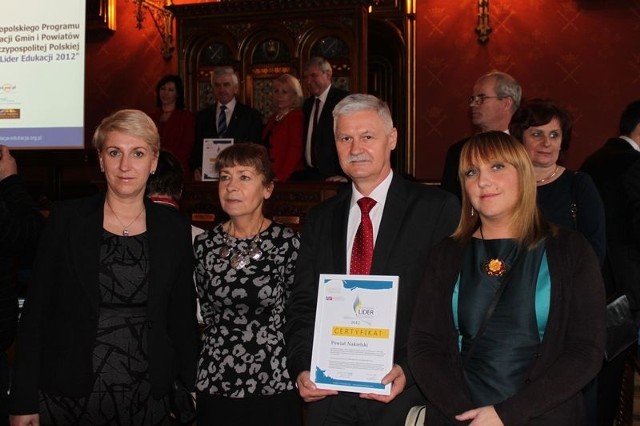Delegacja z Nakła, której przewodził wicestarosta Andrzej Kinderman  odebrała w Krakowie certyfikat