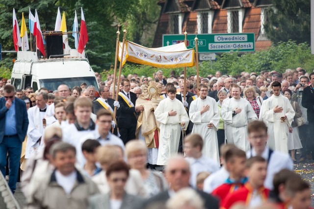 W czwartek (26 maja) w Uroczystość Najświętszego Ciała i Krwi Pańskiej w całym Słupsku przeszły procesje wiernych. Sprzed Kościoła Mariackiego wyruszyła wsp&oacute;lna procesja trzech parafii. Wierni zatrzymywali się kolejno przy ołtarzach: przy Kościele Mariackim, przy kościele św. Jacka, przy kościele św. Ottona i przy kościele Najświętszego Serca Jezusowego. Zapraszamy do obejrzenia zdjęć naszego fotoreportera z tej procesji. W tym samym czasie słupszczanie uczestniczyli jeszcze w trzech innych procesjach, kt&oacute;re wyszły z kościoła św. Maksymiliana Kolbego, św. J&oacute;zefa i spod parafii św. Faustyny Kowalskiej. &lt;iframe src=&quot;http://get.x-link.pl/0997a46a-2d8c-e125-0d3e-7a5185d7aa26,60ac2a3f-c592-ee46-895e-9299c6bd1862,embed.html&quot; width=&quot;640&quot; height=&quot;360&quot; frameborder=&quot;0&quot; webkitallowfullscreen=&quot;&quot; mozallowfullscreen=&quot;&quot; allowfullscreen=&quot;&quot;&gt;&lt;/iframe&gt;