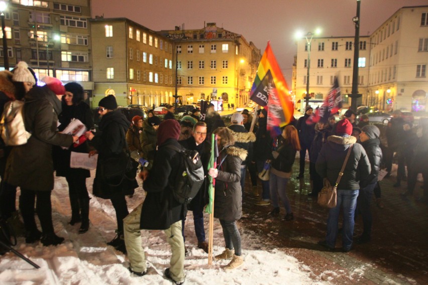 Manifestacja w obronie praw kobiet na Placu Wolności. Protest zgromadził około 500 osób [zdjęcia]