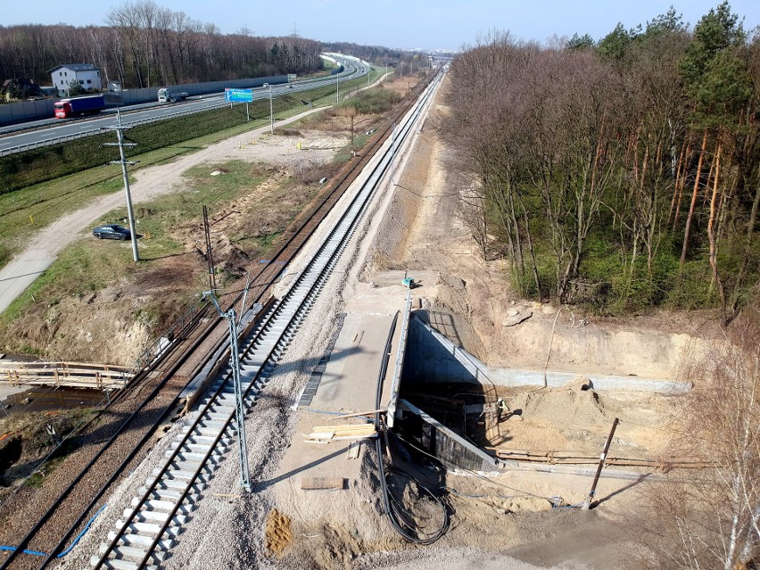 Gmina Wieliczka. Wybudowali nowe tory i perony. Wiadukty powinny być gotowe w grudniu 2019 roku