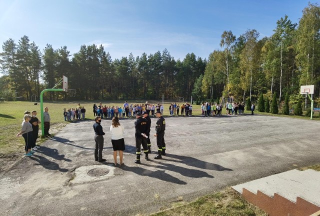 Dzieci ze szkoły w Gąsawach Rządowych mają takie oto boisko, ale nie w placówce nie ma sali gimnastycznej.