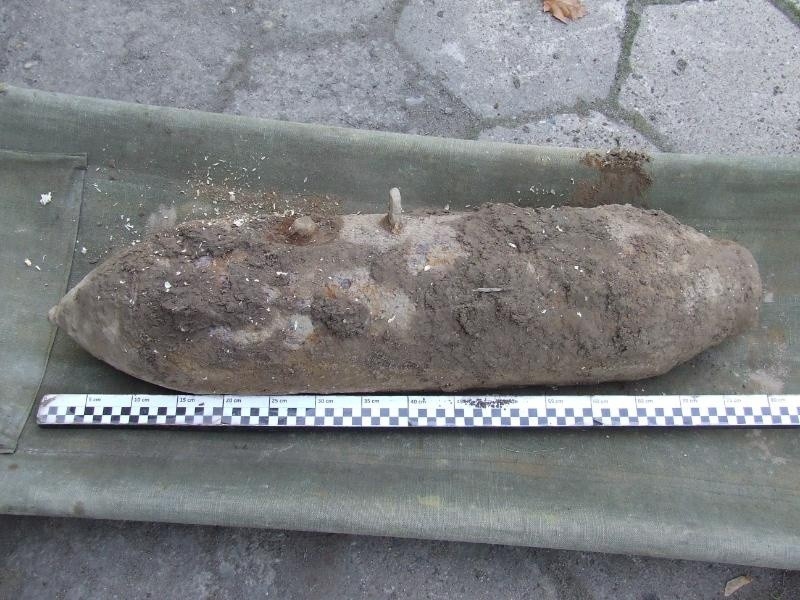 Pięćdziesięciokilogramowa bomba wykopana na polu pod Sobótką (ZDJĘCIA)