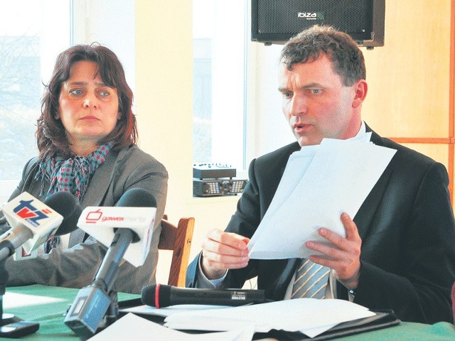 Doktor Andrzej Grobelny w otoczeniu działaczy opozycji Joanny Pawłowicz i Andrzeja Bratkowskiego przedstawił swoją wersję wydarzeń, które doprowadziły do jego odwołania. 