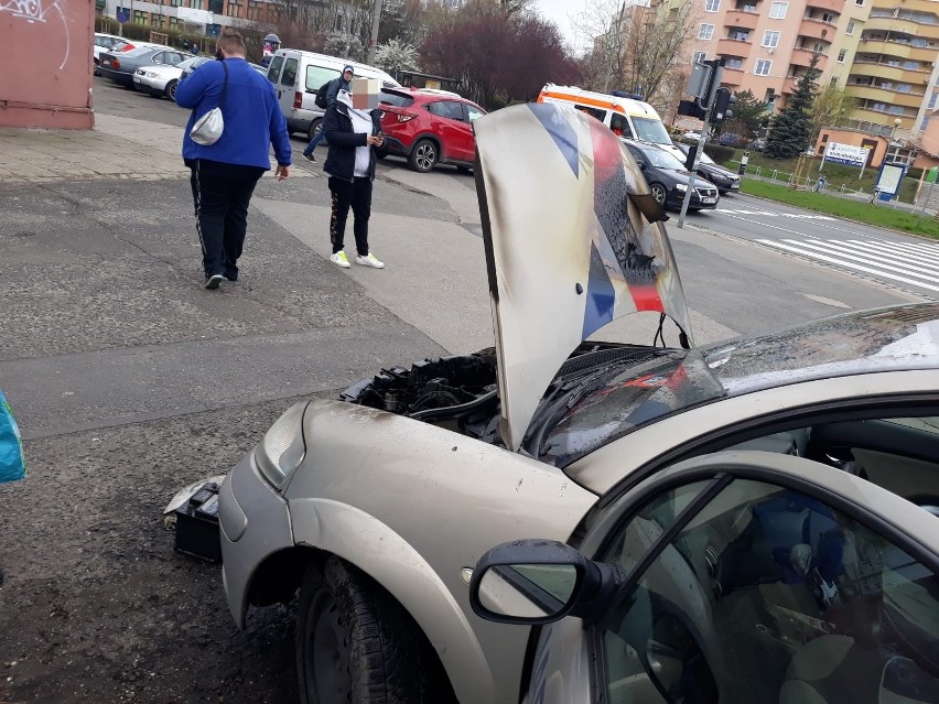 Wrocław: Samochód zapalił się na rondzie (ZDJĘCIA)     