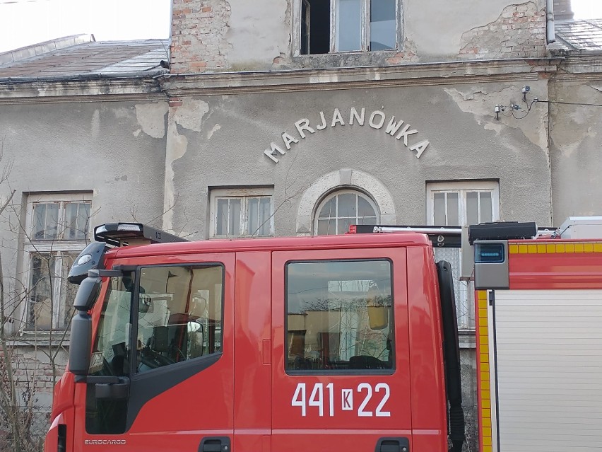 Gorlice. Pożar pustostanu na Szpitalnej. Na miejscu kilka jednostek straży pożarnej