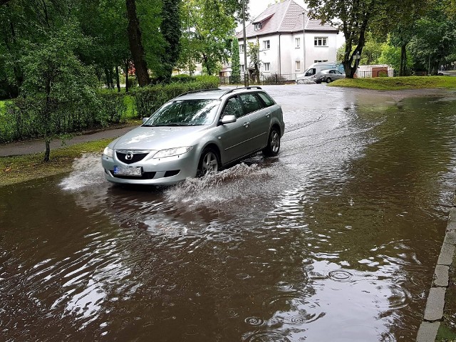 Po ulewnych deszczach trudna sytuacja panuje w wielu miejscowościach w naszym regionie. Podobnie jest m.in. w Białogardzie, gdzie w niektórych miejscach woda zalała posesje i piwnice.Zalane zostały: szpital powiatowy w Białogardzie, Gimnazjum nr 1,   Centrum Kultury i Spotkań Europejskich, wiele prywatnych posesji oraz piwnice na terenie całego Białogardu. Od kilku godzin strażackie pompy pompują non stop. W działania zaangażowano okoliczne OSP. 