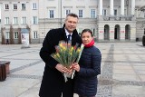Prezydent Kielc od rana chodził po mieście i wręczał kobietom tulipany [ZDJĘCIA]