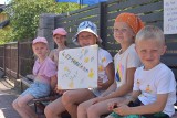 Grupka dzieci z Olkusza sprzedaję lemoniadę. To akcja charytatywna! Dochód przeznaczą na leczenie i rehabilitacje ich kolegi. Zdjęcia