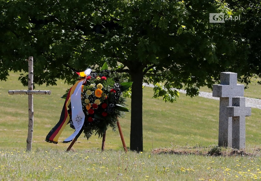 Glinna. Symboliczny pogrzeb tysiąca żołnierzy i ofiar cywilnych II wojny światowej. Poruszające zdjęcia