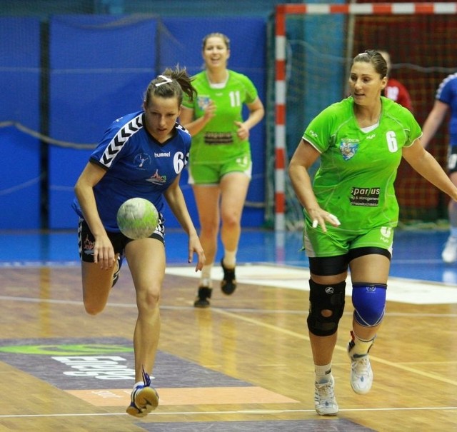 W pierwszym meczu w Słupsku Słupia przegrała z koszaliniankami. Z piłką Monika Podolak.
