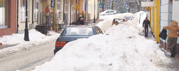 Ulica Asnyka w Koszalinie. Odśnieżana sporadycznie. A i tak drogowcy twierdzą, że zimowa akcja była jedną z najkosztowniejszych. 