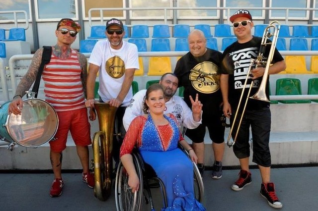 Muzycy zespołu Piersi chcą pomagać realizować marzenia młodych osób zmagających się z niepełnosprawnościami.