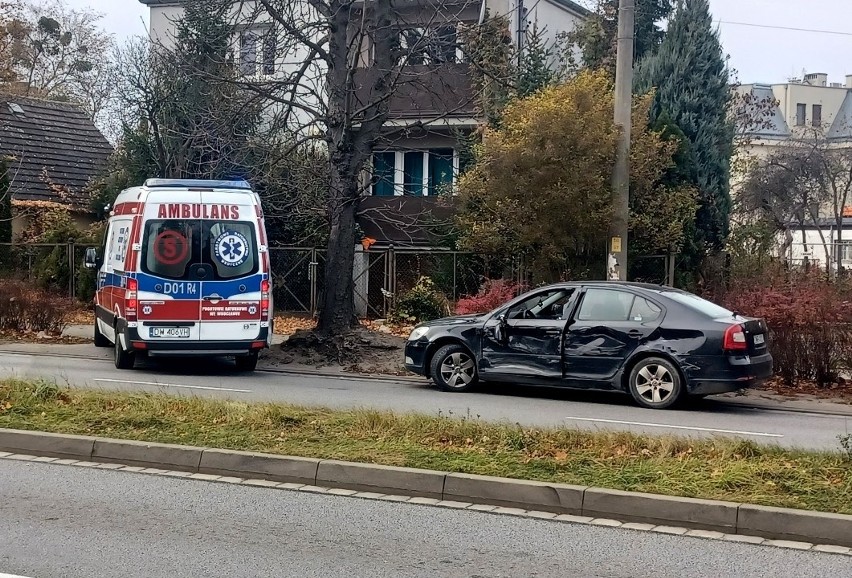 Wypadek we Wrocławiu. Zderzenie dwóch aut na ul. Wyścigowej [ZDJĘCIA]