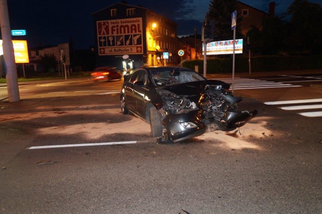 W piątek, późnym wieczorem doszło do kolizji na ul. Gdańskiej w Słupsku. Kierująca osobowym renault, jadąc ul. Sierpinka w kierunku ul. Gdańskiej nie zachowała ostrożności przy włączaniu się do ruchu. Prawidłowo jadący opel uderzył w renault. Siła uderzenia była na tyle duża, że opel wjechał w sygnalizację świetlną na skrzyżowaniu.