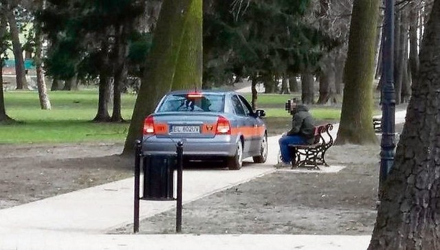 Wczoraj rano strażnicy dostali zgłoszenie o mężczyznach pijących alkohol w parku im. Reymonta.